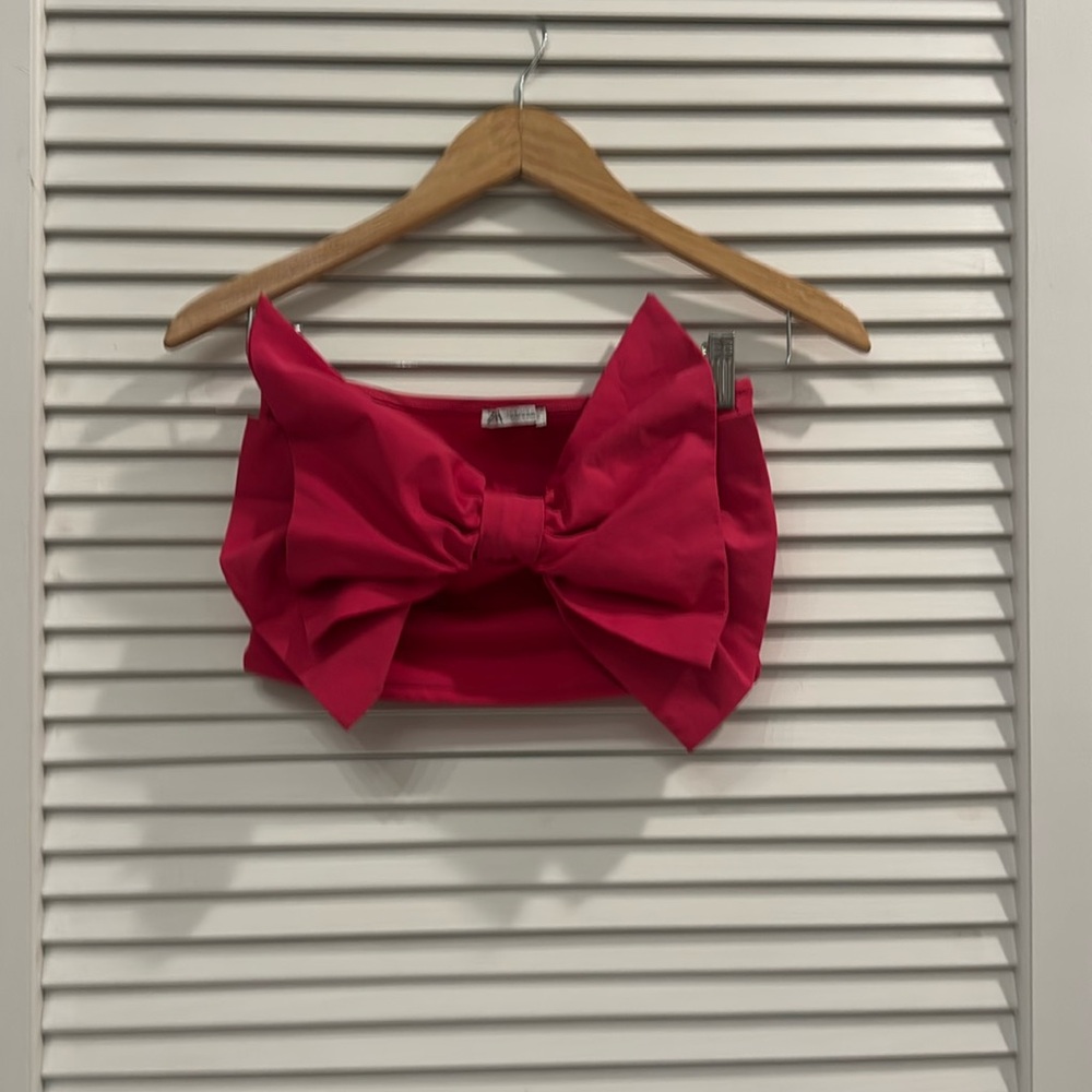 It’s a Zara bow top. Color hot Pink and in good condition